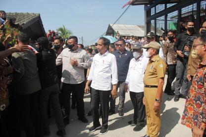  Gubernur Edy Rahmayadi Dampingi Presiden Jokowi Serahkan Bantuan Program Bedah Rumah di Belawan